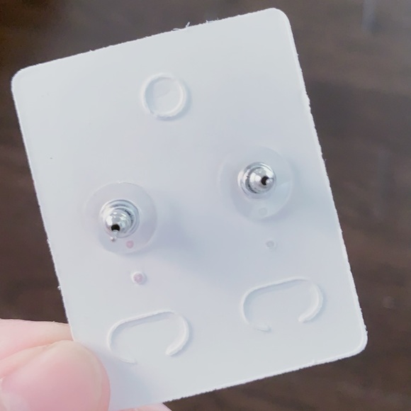 NEW Faux Pearls Pendant Necklace & Stud Earrings Set - Picture 4 of 6